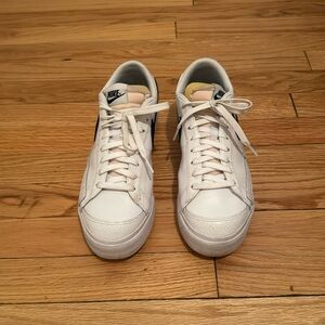 Nike women’s low platform blazers size 10.5